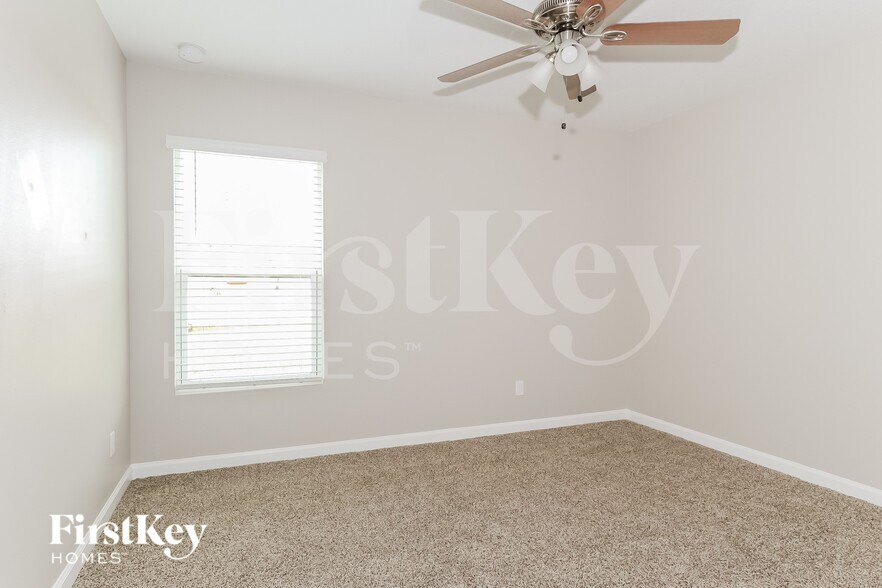 Building Photo - 122 SW Sea Lion Rd