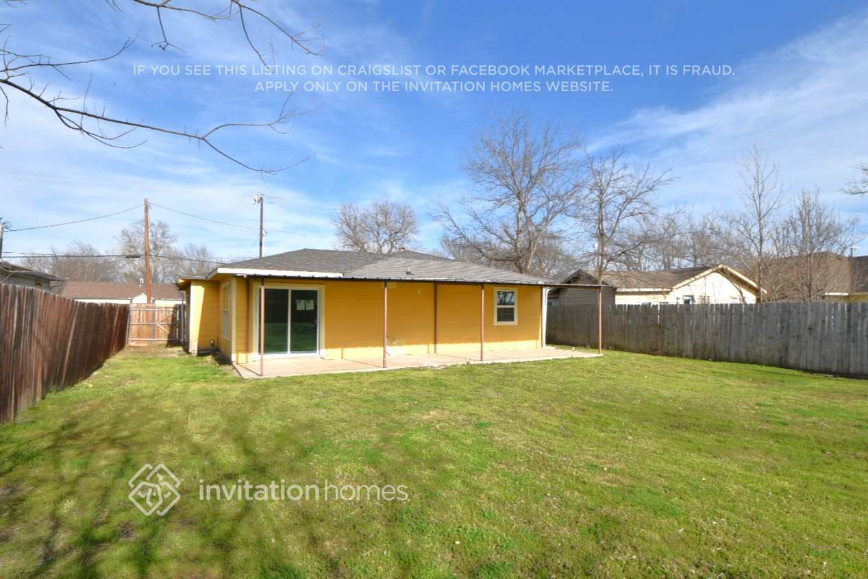 Building Photo - 208 Ennis St