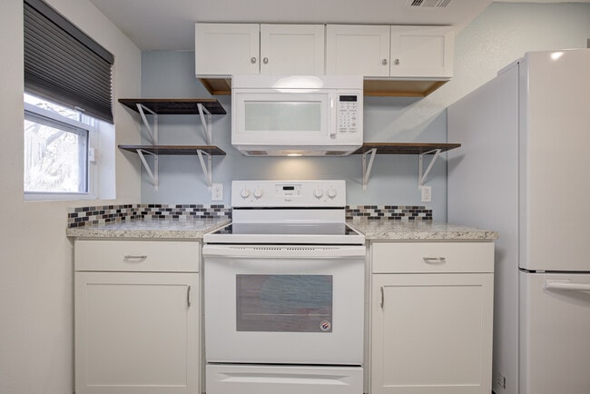 Building Photo - 404 N Findlay Ave