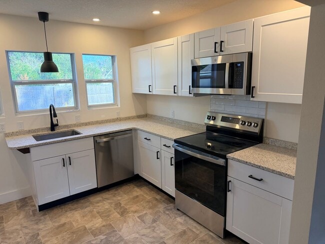 Building Photo - 831 Floral Dr