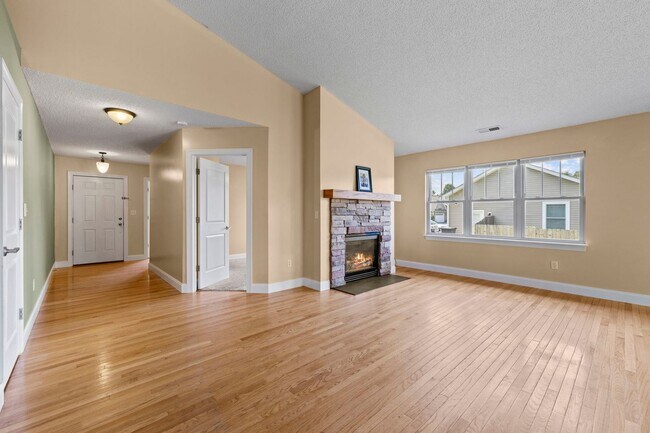 Building Photo - Delightful 3-Bedroom, 2-Bathroom with Fenc...