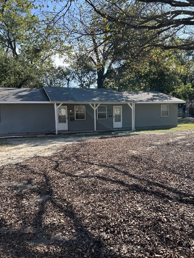 Building Photo - 1301 E 9th St