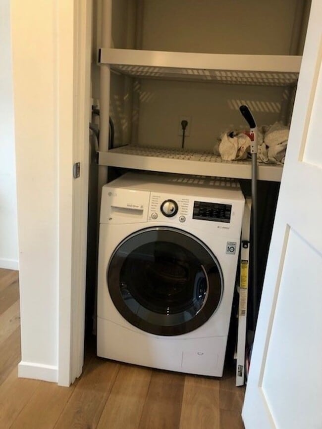 Building Photo - 1BR/1BA Available Now!! Partially Furnished - Great Portland Location!!