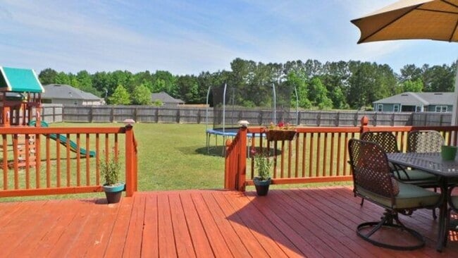 Building Photo - Modern Elegance Meets Spacious Comfort: 4B...