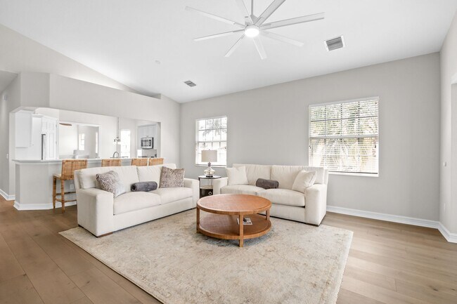 Building Photo - 3 Bed + Flex, 3 Bath 2,686 Sq Ft - Top Floor Coach Home