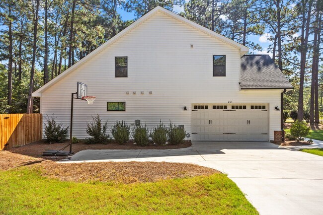Building Photo - 231 Hillard Rd