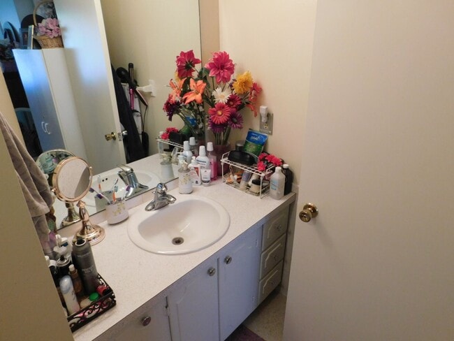 Building Photo - AVAILABLE NOW! Exceptional centrally located One bedroom Millcreek Apartment near LECOM One bedro...