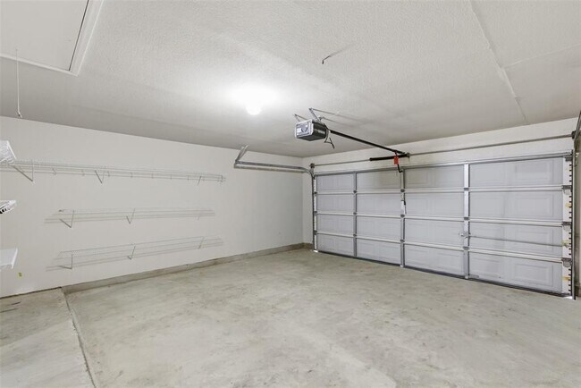 Building Photo - 924 Abbeyglen Castle Dr