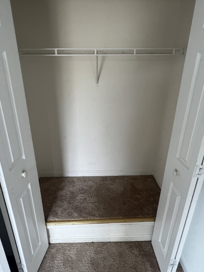 Building Photo - Spacious End Unit Townhome - 3 Bedrooms & ...