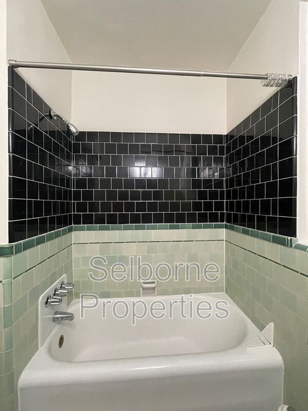 Building Photo - 2501 Ivy Dr