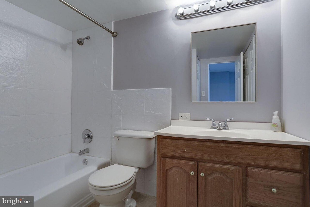 bathroom - 922 24th St NW