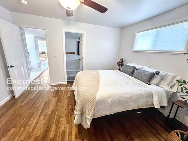 Building Photo - Gorgeous 5-Bedroom Duplex with Fenced Yard...