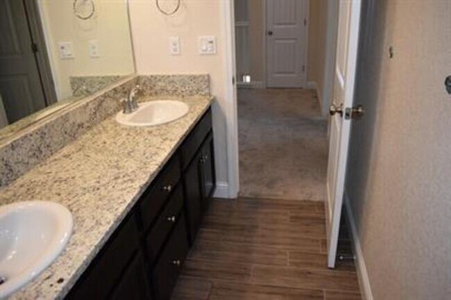 Building Photo - 2430 Quesada Dr