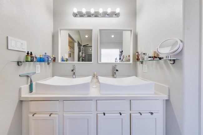 Building Photo - 15110 Diamond Way
