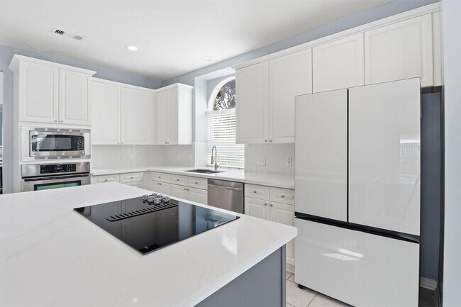 Building Photo - 201 Las Brisas St