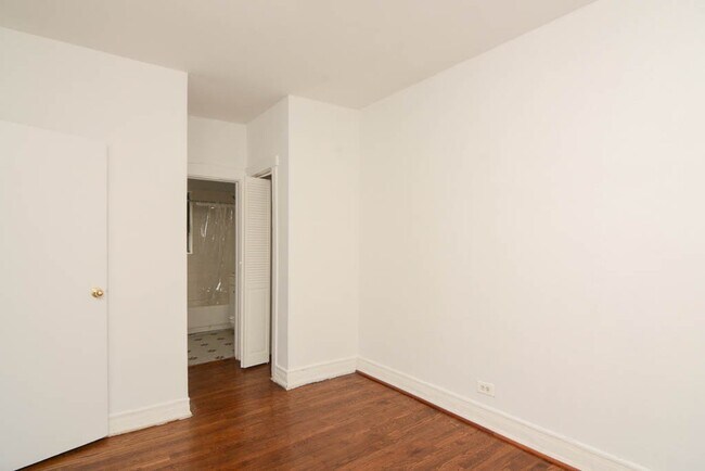 Building Photo - 931 W Sunnyside Ave