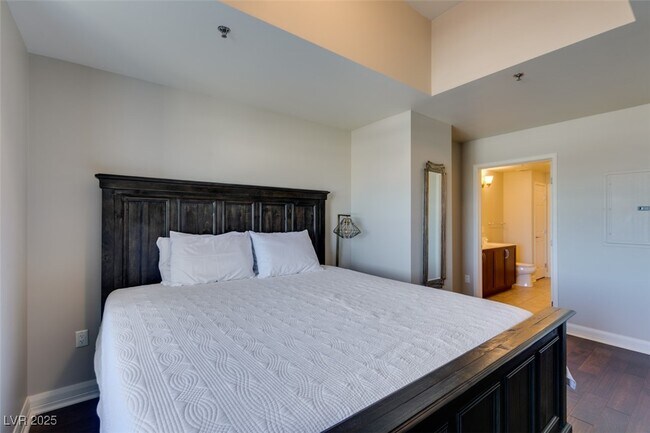 Building Photo - 150 S Las Vegas Blvd