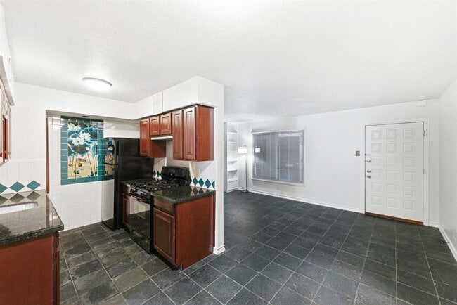 Building Photo - 505 W 7th St