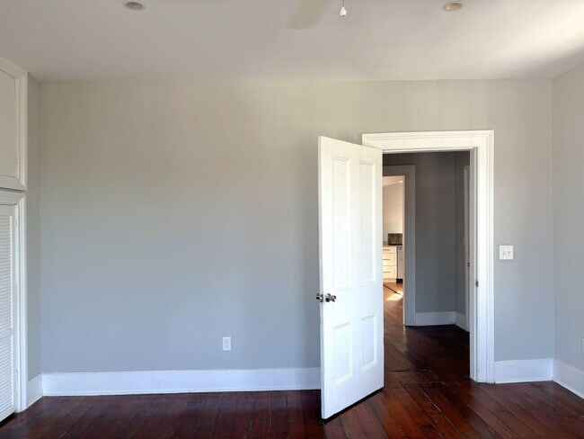 Building Photo - 148S