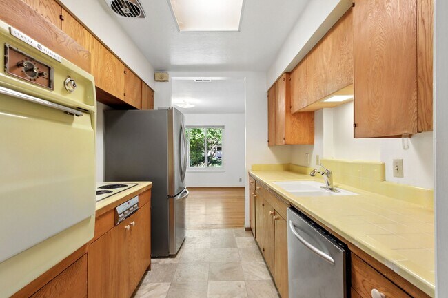 Building Photo - 4 Bedroom 3 Bathroom in Central Davis - Immediate Move-In