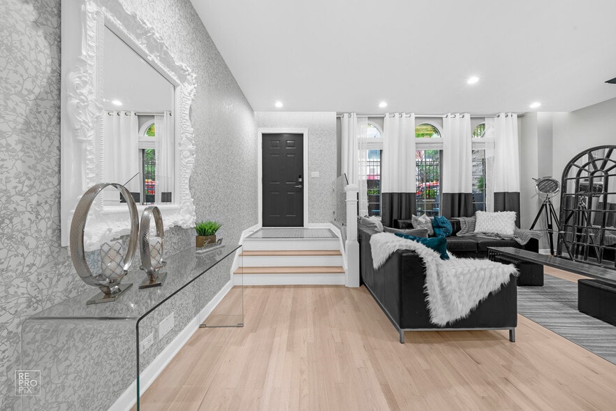 Building Photo - 355 W Superior St