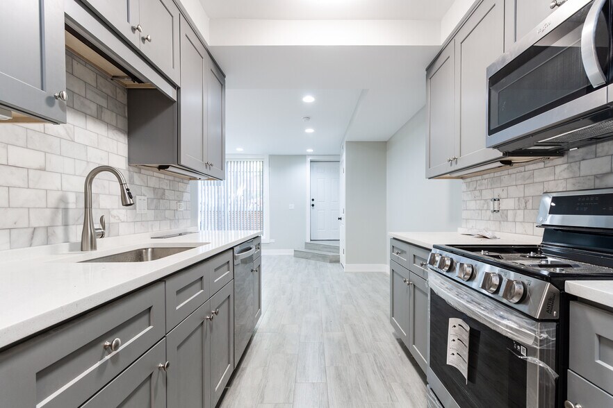 Building Photo - 1458 W Chestnut St