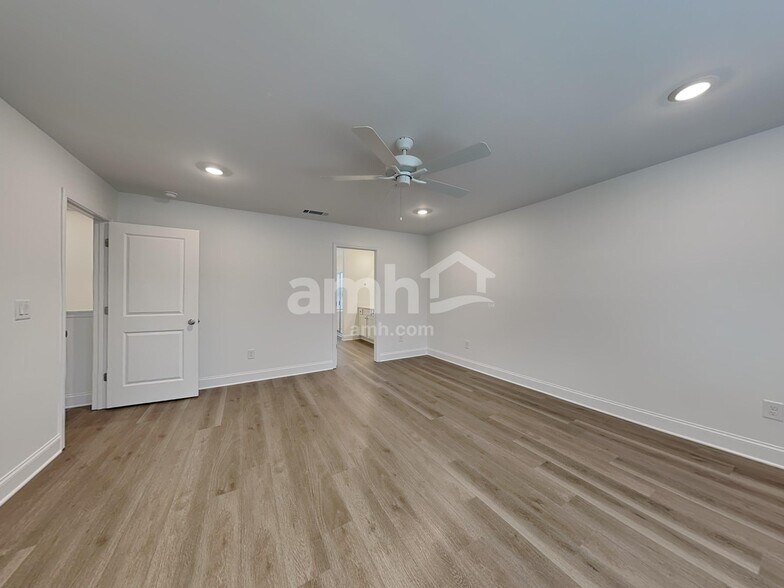 Building Photo - 496 Pointe Dr