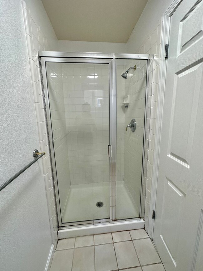 Building Photo - Hamilton 3+bd/2.5bth Townhome w/Den