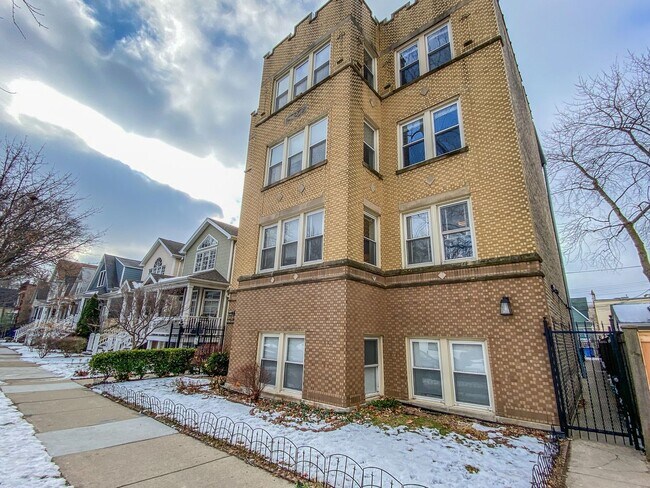 Building Photo - 5058 N Claremont Ave