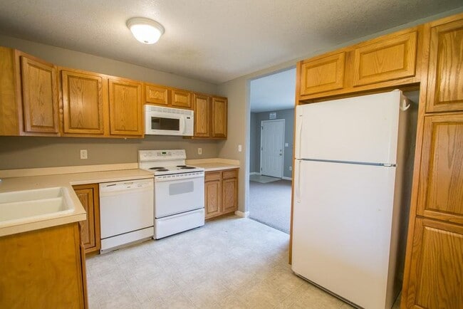 Building Photo - 2887 Moorhead Ave