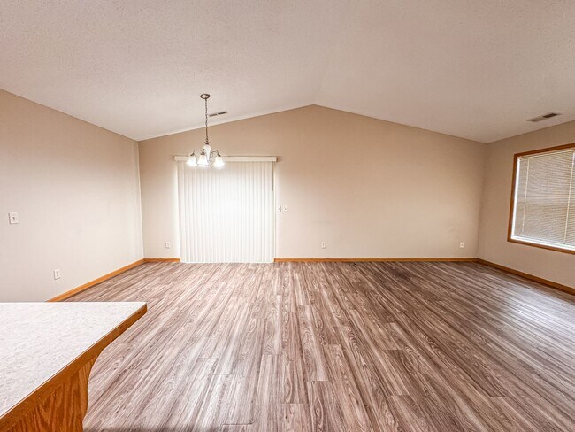Building Photo - 2 Bedroom, 1 Bath Town Home