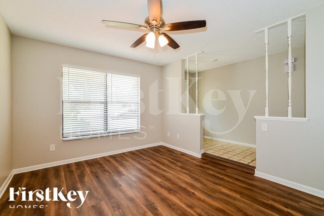 Building Photo - 1257 Poinsettia Dr