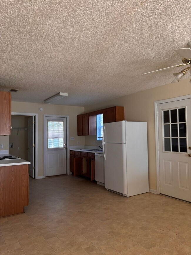 Building Photo - Cozy 3bedroom/2 bathroom home