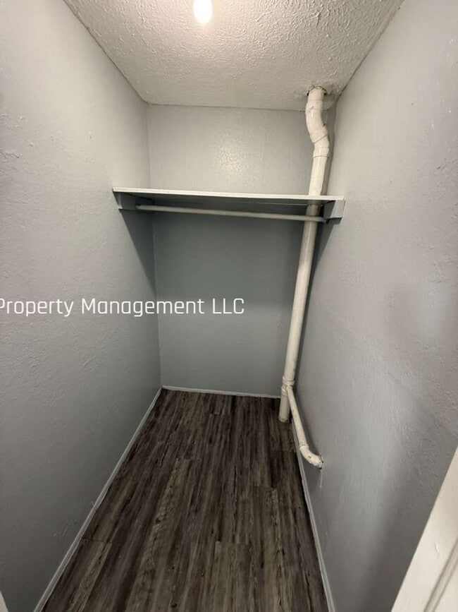 Building Photo - Completely Renovated Adorable 2/1- DONT MISS OUT!!!