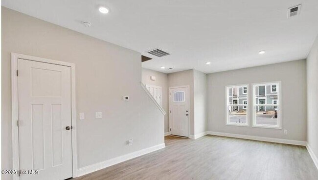 Building Photo - 177 Loren Rd