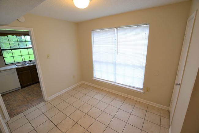 Building Photo - 1110 Willow Creek Dr