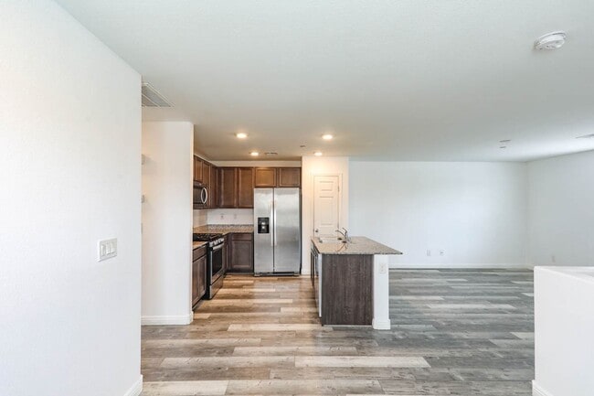 Building Photo - 3 Bed, 2 Bath Townhome Just Outside of Nel...