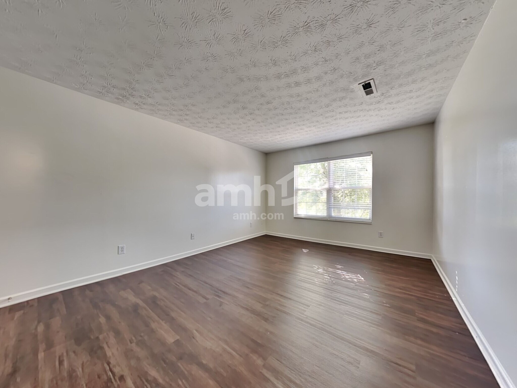 Building Photo - 5891 Eagle Creek Ct