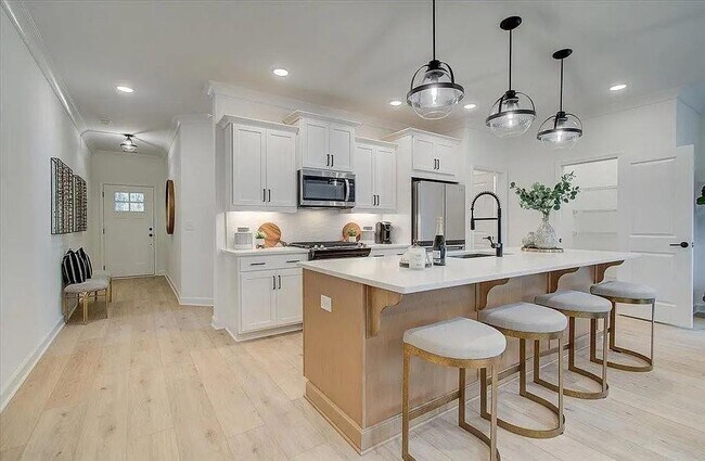 Primary Photo - 121 Priestwood Ln