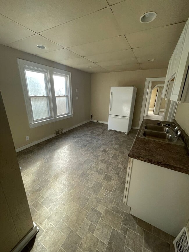 Building Photo - HUGE 4 Bedroom Apartment