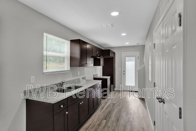 Building Photo - 1256 Pippin St
