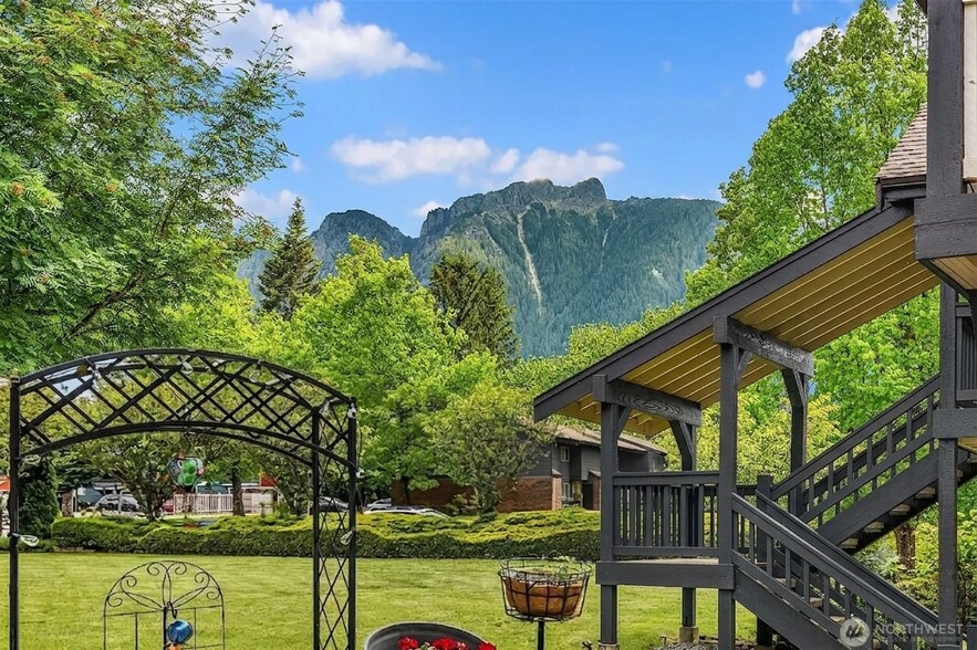 Mount Si - 418 Stow Ave S