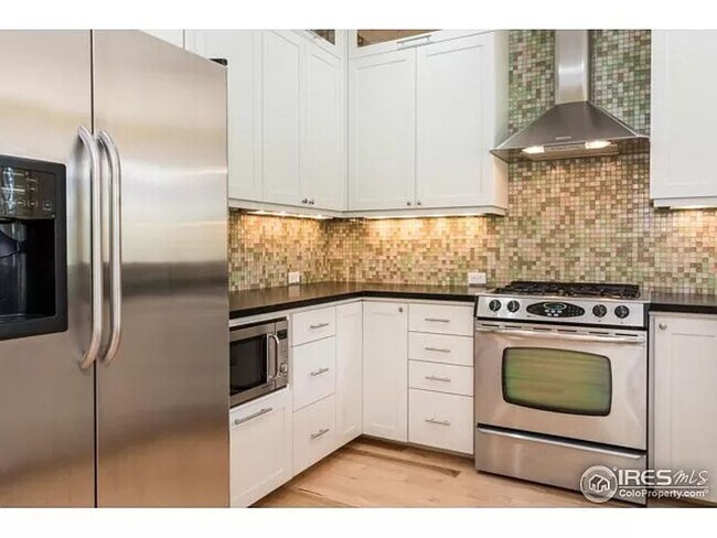 Building Photo - Charming Craftsman Gem Near McKinley Park