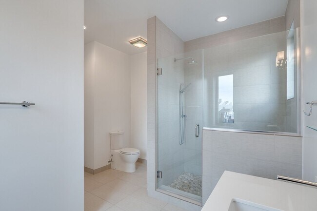 Building Photo - Northern Liberties Townhome with attached Garage