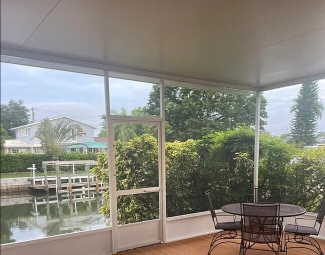 Building Photo - 8771 Bay Pointe Dr