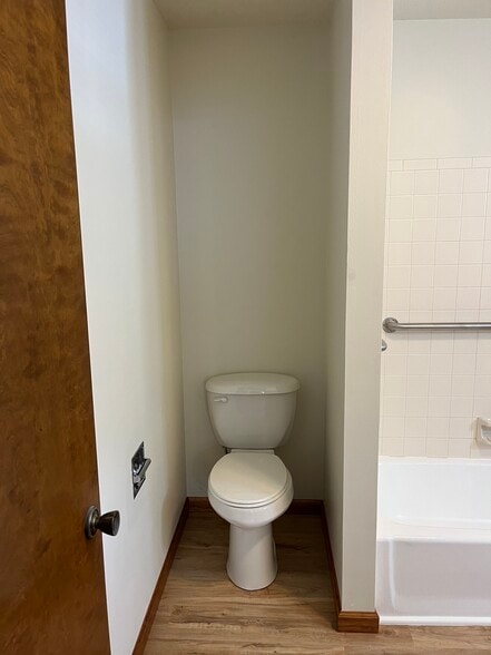 Bathroom - 926 N Walnut St