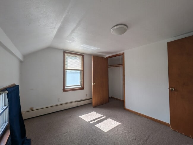 Building Photo - 16 Maple St