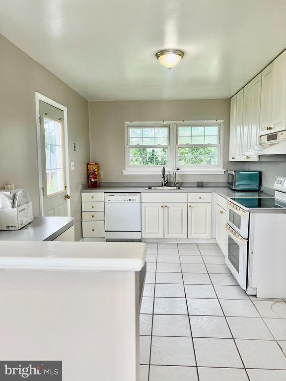Building Photo - 8205 Bayside Dr