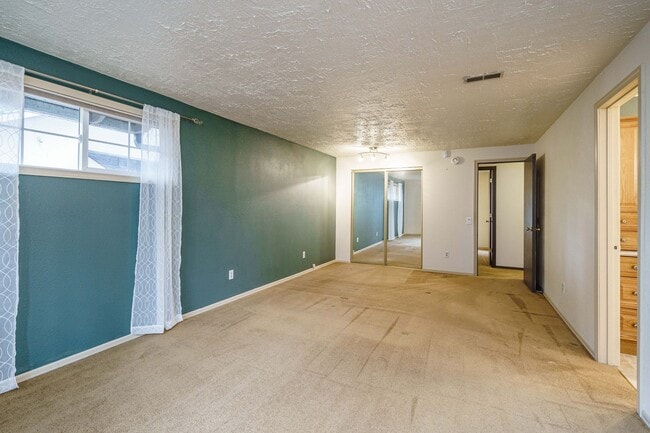 Building Photo - 3 Bedroom 2 Bath Single Level with Fence B...