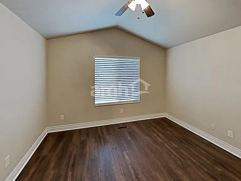 Building Photo - 1604 E Shadow Dr